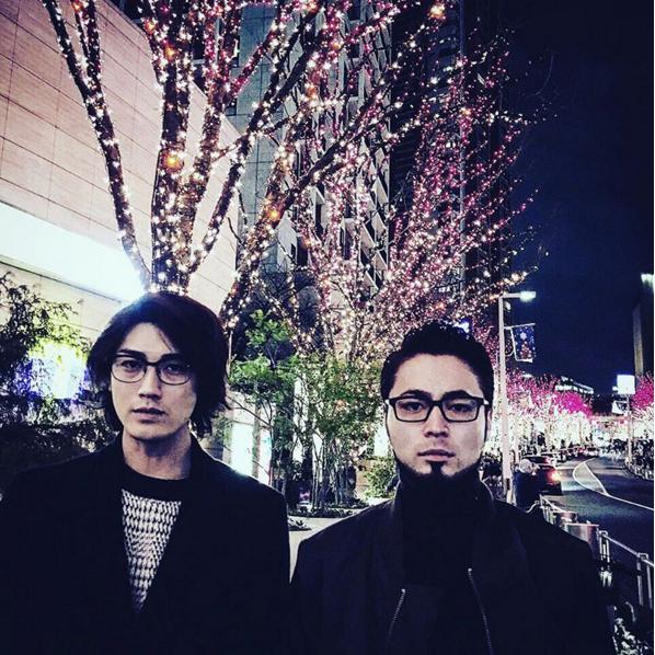 赤西仁と山田孝之のXmasショット（出典：https://www.instagram.com/jinstagram_official）