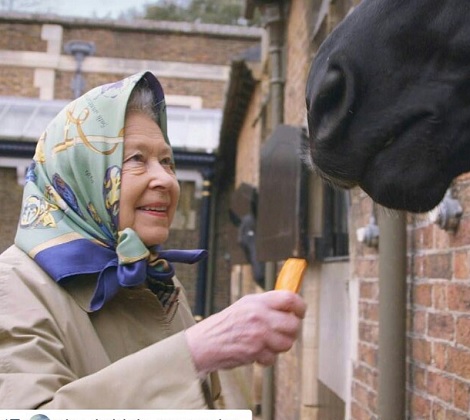 優しいエリザベス女王（出典：https://www.instagram.com/kensingtonroyal）