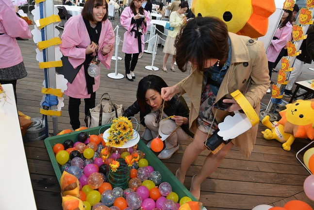 大人も子どももヨーヨー釣りに夢中