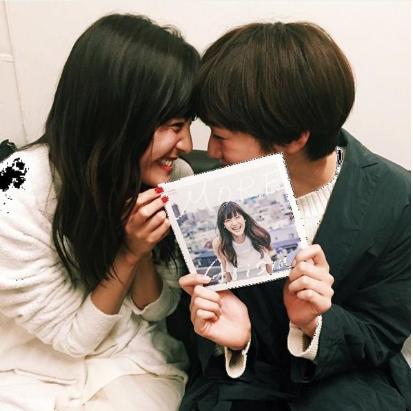 佐藤ありさと佐藤栞里（出典：https://www.instagram.com/moremagjp）