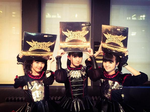 ニューアルバムを掲げるBABYMETAL（出典：https://www.instagram.com/babymetal_jpn）