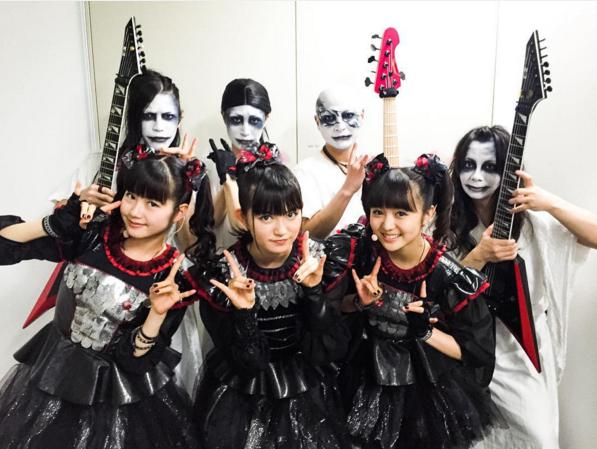 BABYMETALと神バンド（出典：https://www.instagram.com/babymetal_jpn）