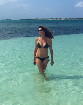 50歳の超美ボディ（出典：https://www.instagram.com/cindycrawford）