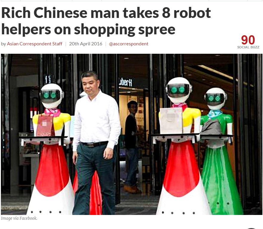 ロボットを引き連れて買い物する男性（出典：https://asiancorrespondent.com）