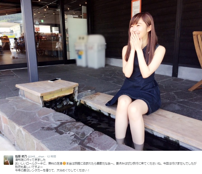 湯布院で足湯につかる指原莉乃（出典：https://twitter.com/345__chan）