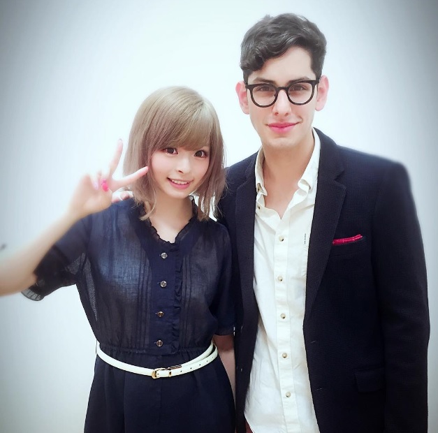 マット・ベネットと仲良く笑顔を見せたきゃりー（出典：https://www.instagram.com/kyarykyary0129）