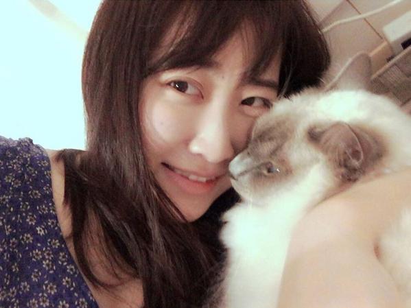 仁藤萌乃と愛猫（出典：https://www.instagram.com/moeno.n_official）