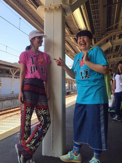 【エンタがビタミン♪】マギー＆大島美幸　ロケ地のTシャツ姿が「異国にきた寅さん」