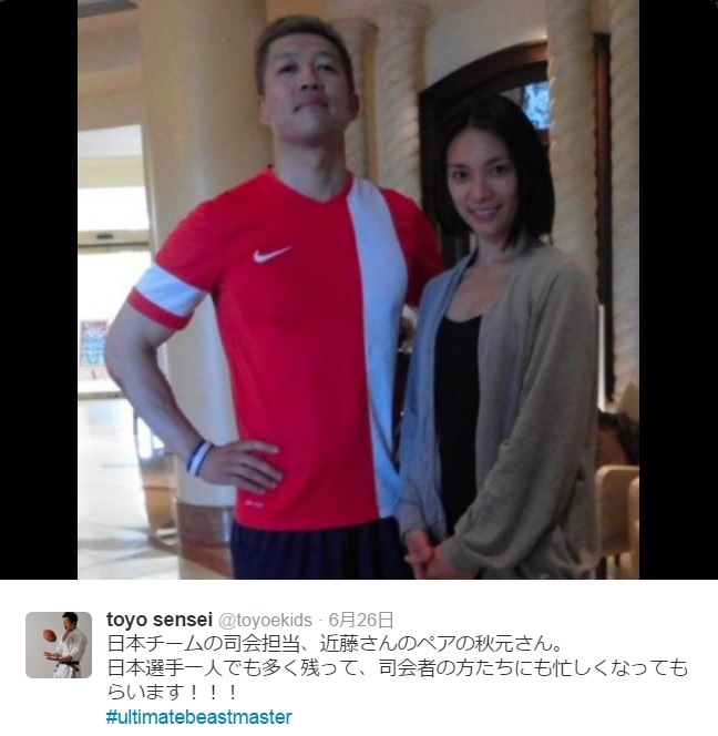 窪田豊彦選手と秋元才加（出典：https://twitter.com/toyoekids）