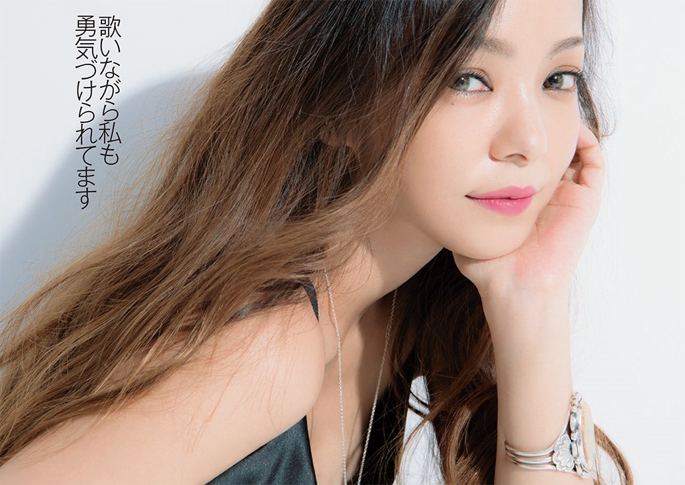 安室奈美恵が『andGIRL』8月号に登場