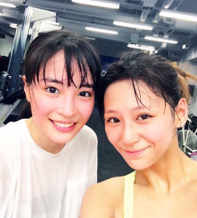 達成感で笑顔の広瀬すずと西内まりや（出典：https://www.instagram.com/aya_fitness）