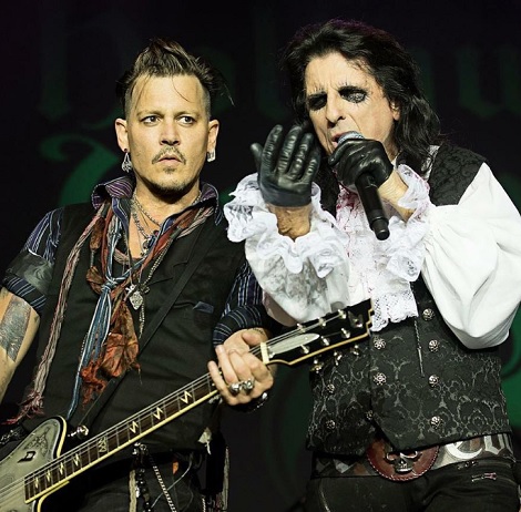 ジョーの復帰を待つジョニー＆アリス（出典：https://www.instagram.com/hollywoodvampires）