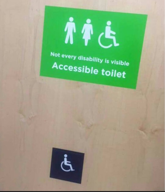 スーパーの障がい者用トイレのサインに大反響（出典：https://www.facebook.com/crohnsandcolitisuk）