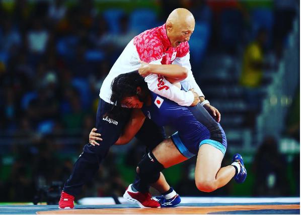 栄和人監督を投げる川井梨紗子選手（出典：https://www.instagram.com/olympics）