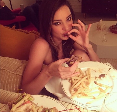 ミランダ「時にはガッツリ食べるの」（出典：https://www.instagram.com/mirandakerr）