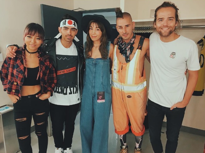 「DNCE」メンバーと仲里依紗（出典：https://www.instagram.com/riisa1018naka）