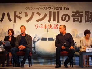 来日記者会見で質問に答えるアーロン・エッカートとトム・ハンクス