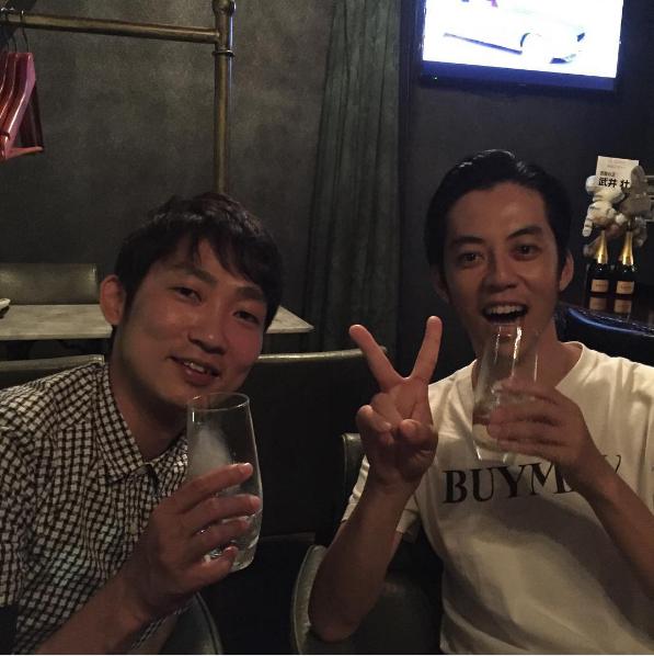 石田明と西野亮廣（出典：https://www.instagram.com/higashinodesu）