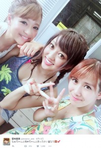 ロケ地に着いたばかりの鈴木奈々、菊地亜美、岡井千聖（出典：https://twitter.com/lespros_ami）