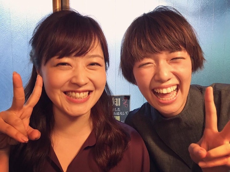 笑顔でピースの水卜麻美アナ＆佐藤栞里（出典：https://www.instagram.com/satoshiori727）