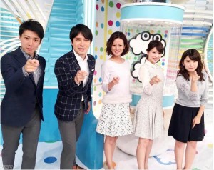 桝太一アナと徳島えりかアナ：左から2人目と3人目（出典：https://www.instagram.com/ntvzip）