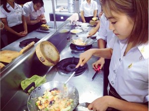 タイ料理を学ぶ穴井千尋（出典：https://www.instagram.com/chihiro_anai_official）