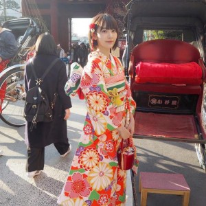 宮脇咲良、浅草寺で人力車に乗る（出典：https://www.instagram.com/39saku_chan）