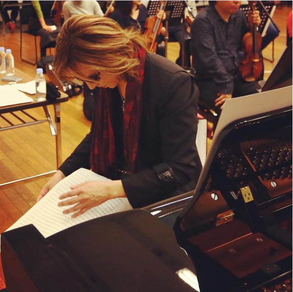 東京フィルハーモニーとリハーサルするYOSHIKI（出典：https://www.instagram.com/yoshikiofficial）