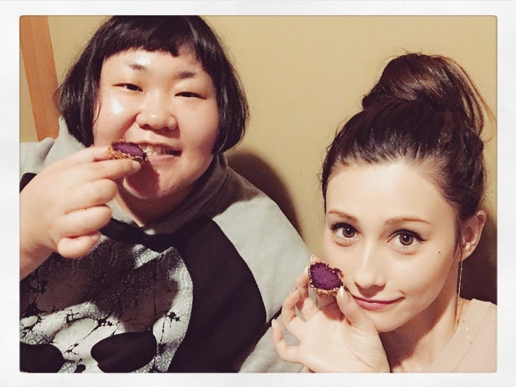 一緒に沖縄料理を堪能した安藤なつ＆ダレノガレ明美（出典：https://www.instagram.com/darenogare.akemi）