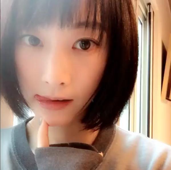 舌ペロする松井玲奈（出典：https://www.instagram.com/renamatui27）