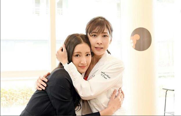 菜々緒、竹内結子の『A LIFE』オフショット（出典：https://www.instagram.com/a_life_tbs）