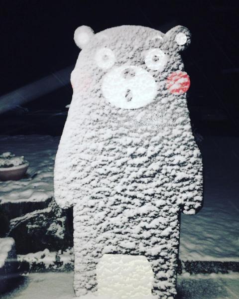 雪で白くなったくまモンの看板（出典：https://www.instagram.com/risayoshiki0727）