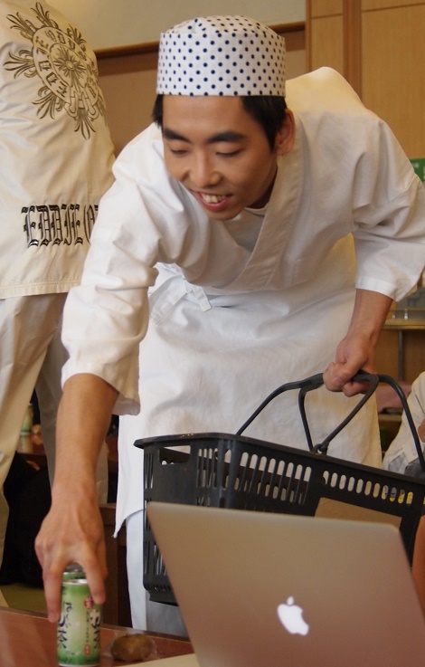 お茶と饅頭を配る柄本時生