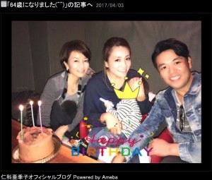 誕生日は娘・仁科仁美らと過ごした仁科亜季子（出典：http://ameblo.jp/nishina-akiko）