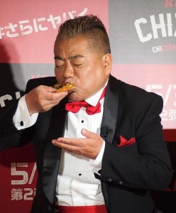 『CHIZZA（チッザ）』を食べる出川哲朗