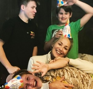 息子の誕生日はこの表情！（出典：https://www.instagram.com/sharonstone）