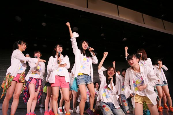 北原里英（中央）NGT48から速報で11人ランクインに歓喜（C）AKS