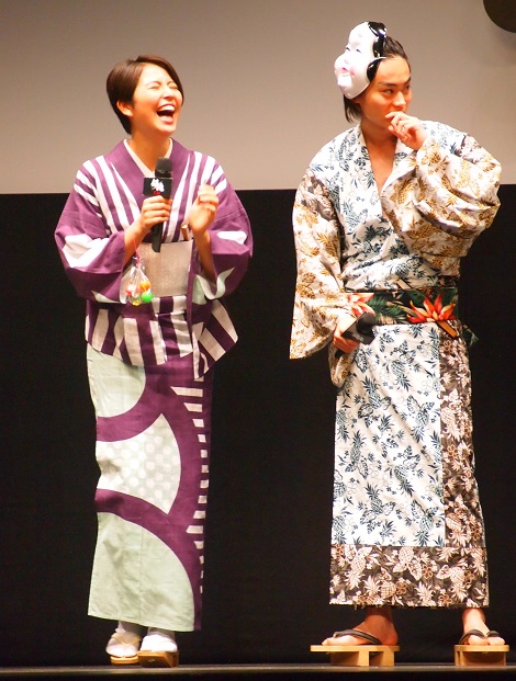 笑い転げる長澤まさみと菅田将暉