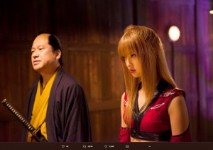 映画『銀魂』での佐藤二朗と菜々緒（画像は『映画「銀魂」公式 2017年6月17日付Twitter』のスクリーンショット）