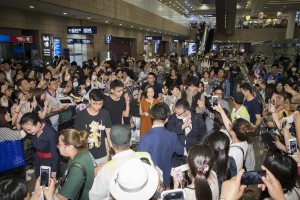 浦東空港で現地ファンに囲まれる上戸彩と斎藤工（C）2017フジテレビジョン　東宝　ＦＮＳ27社