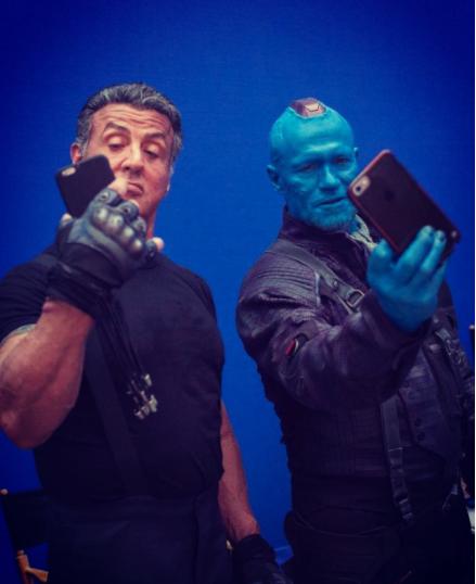 シルベスター・スタローンとヨンドゥ役のマイケル・ルーカー（画像は『Michael Rooker 2017年5月17日付Instagram「Big time selfie competition...b4 I changed Fins.」』のスクリーンショット）