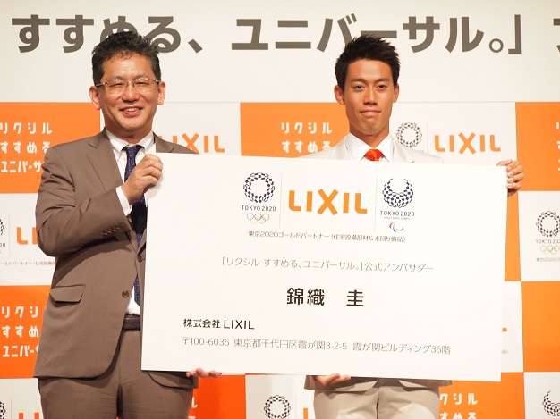 アンバサダーの名刺を渡された錦織圭選手とLIXIL瀬戸欣哉社長