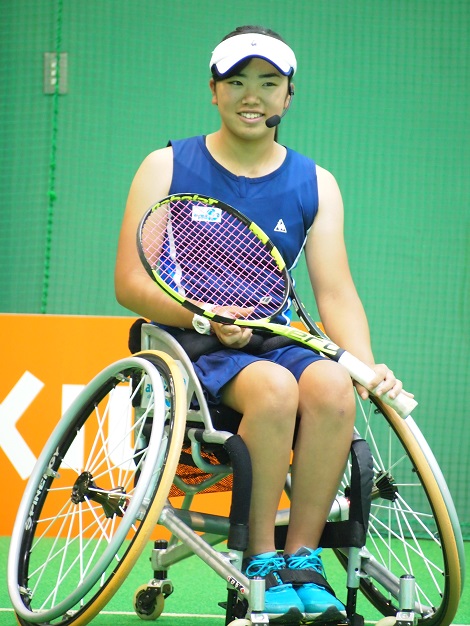 小学生とテニスで交流した船水梓緒里選手