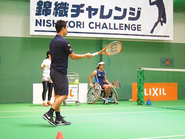 小学生相手にラリーをする錦織圭選手