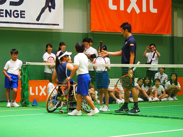 ダブルスを終えて小学生と握手する錦織圭選手と船水梓緒里選手