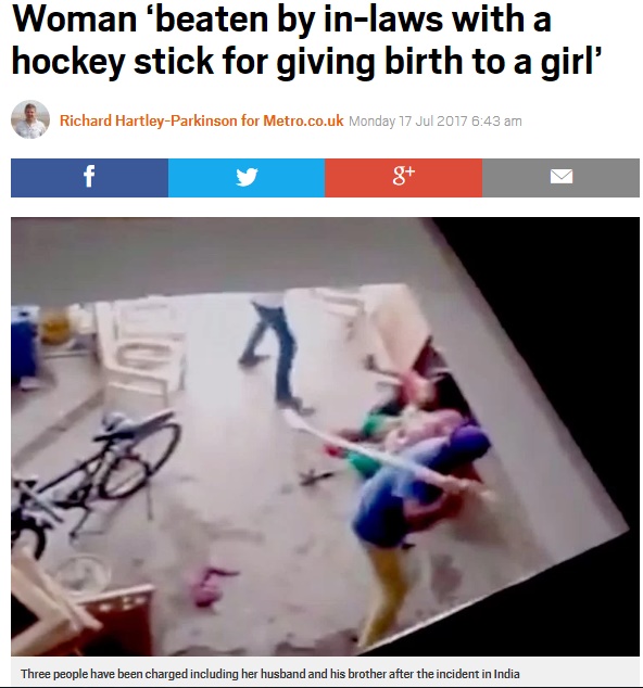 35歳女性、夫らにホッケーのスティックで叩かれる（画像は『Metro　2017年7月17日付「Woman ‘beaten by in-laws with a hockey stick for giving birth to a girl’」』のスクリーンショット）