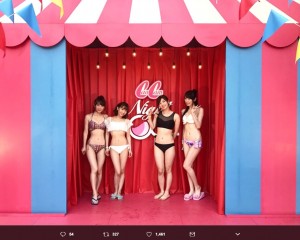 “CanCam Night Pool”のロゴをバックにポーズする4人（画像は『仁藤萌乃　2017年7月17日付Twitter「プライベートで水着着るのなんてまず無いのでレア。」』のスクリーンショット）