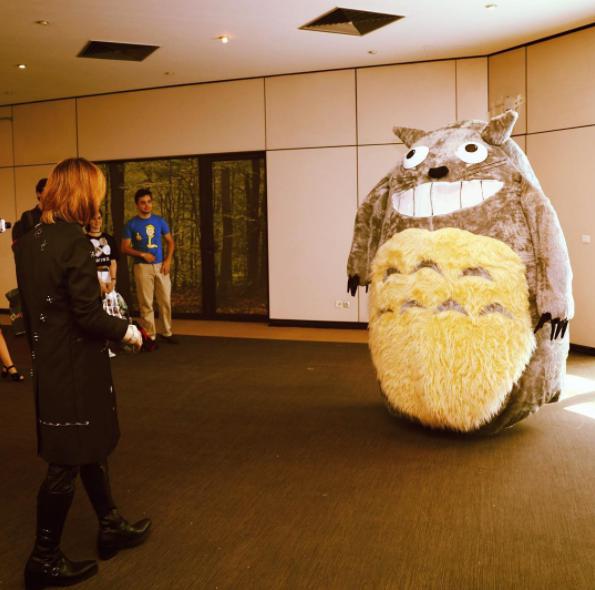 “トトロ”に会ったYOSHIKI（画像は『Yoshiki　2017年7月10日付Instagram「I met ＃totoro in ＃France..! ＃トトロに会った。」』のスクリーンショット）