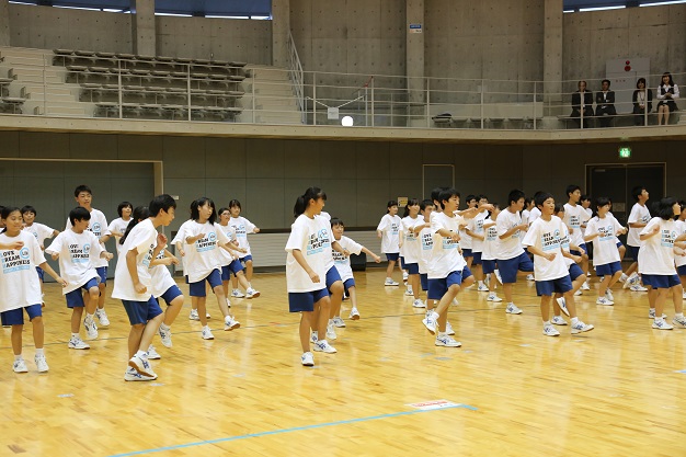 懸命に踊る中学生たち