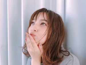 佐々木希、目線を外して投げキッス（画像は『佐々木希　2017年9月1日付Instagram「＃金子綾 氏撮影終わりに撮ってくれました」』のスクリーンショット）